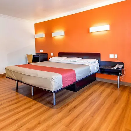 6 Hotel