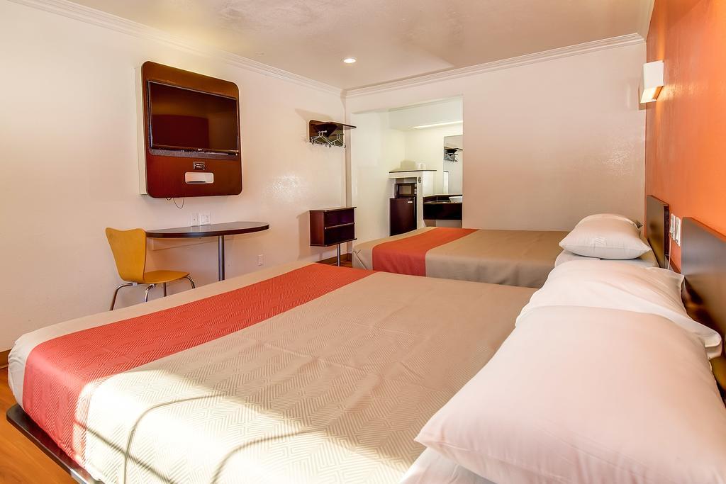 Hotel 6