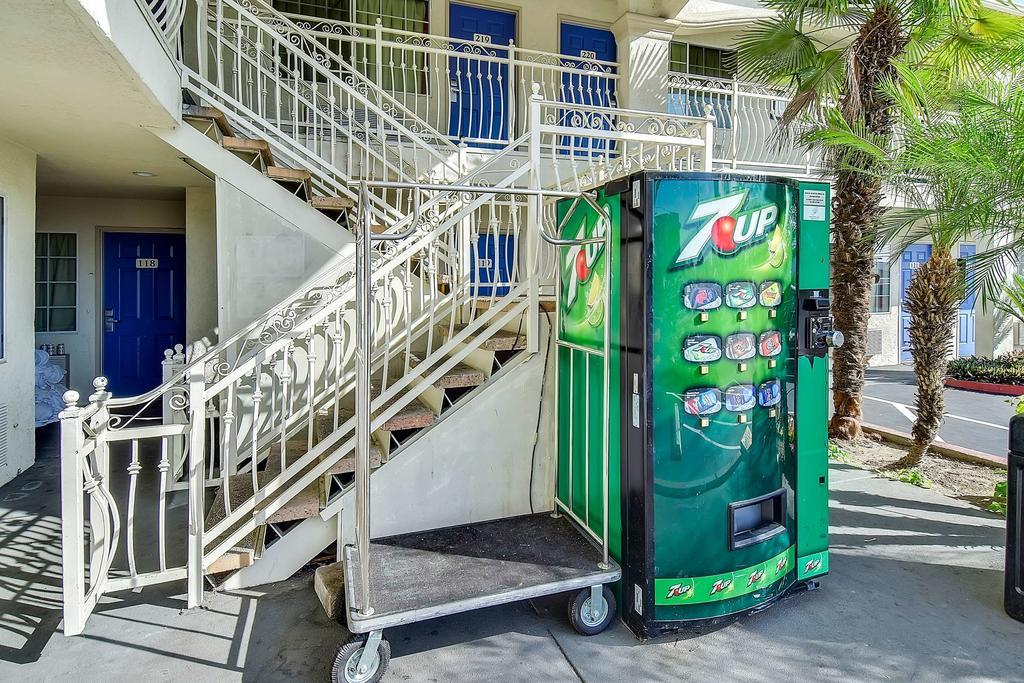 Hotel 6 Garden Grove