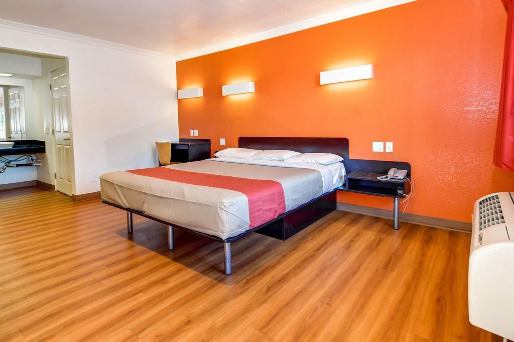 6 Hotel