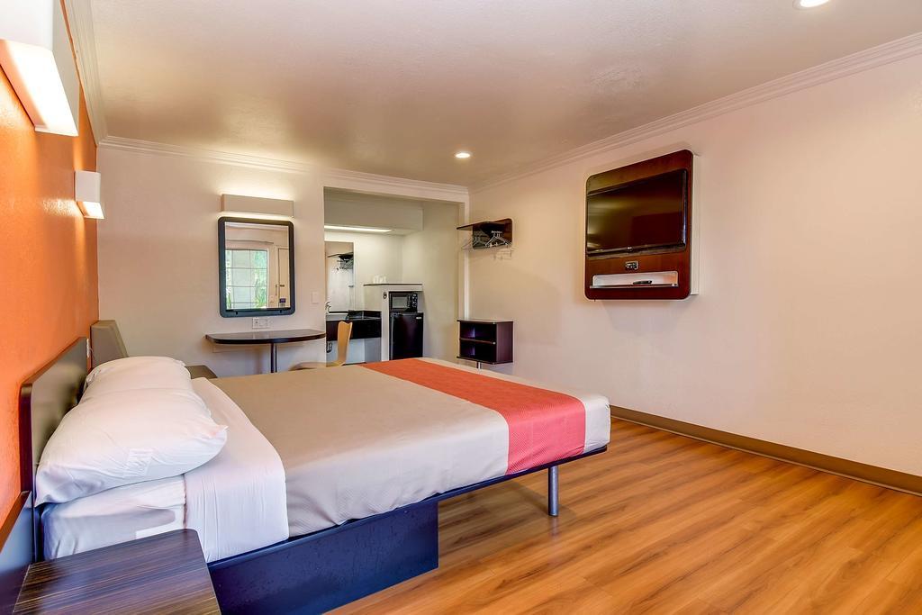 6 Hotel Garden Grove